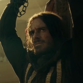 Assassin S Creed Michael Fassbender Kruipt In De Huid Van De Huurmoordenaar Trailer Humo