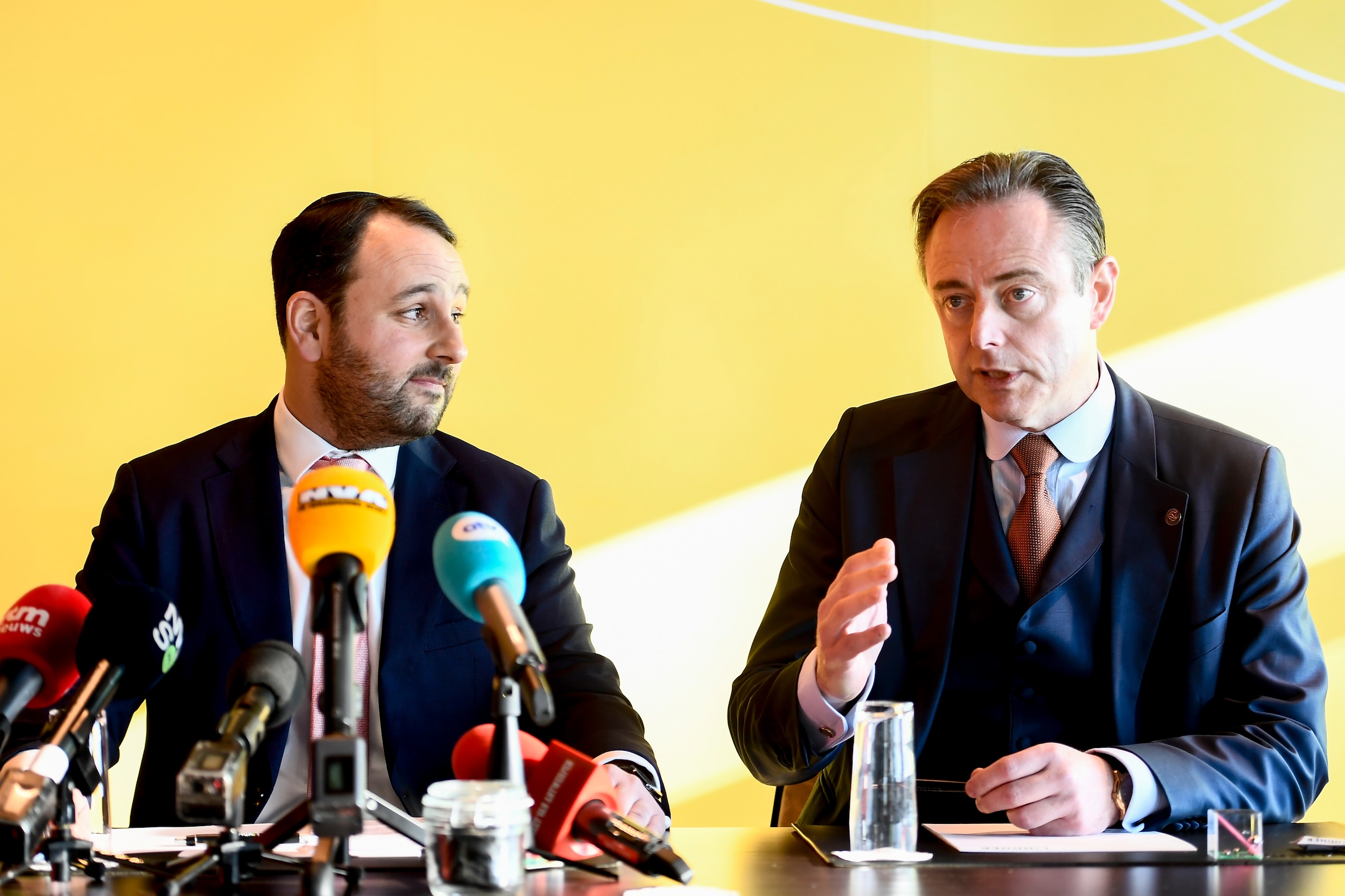 ‘Er moet een deontologisch onderzoek naar Michael Freilich komen. Het is zéér verdacht dat iemand zonder echte binding met de N-VA opeens zo’n positie heeft gekregen.’ (Foto: Michael Freilich en Bart De Wever.)