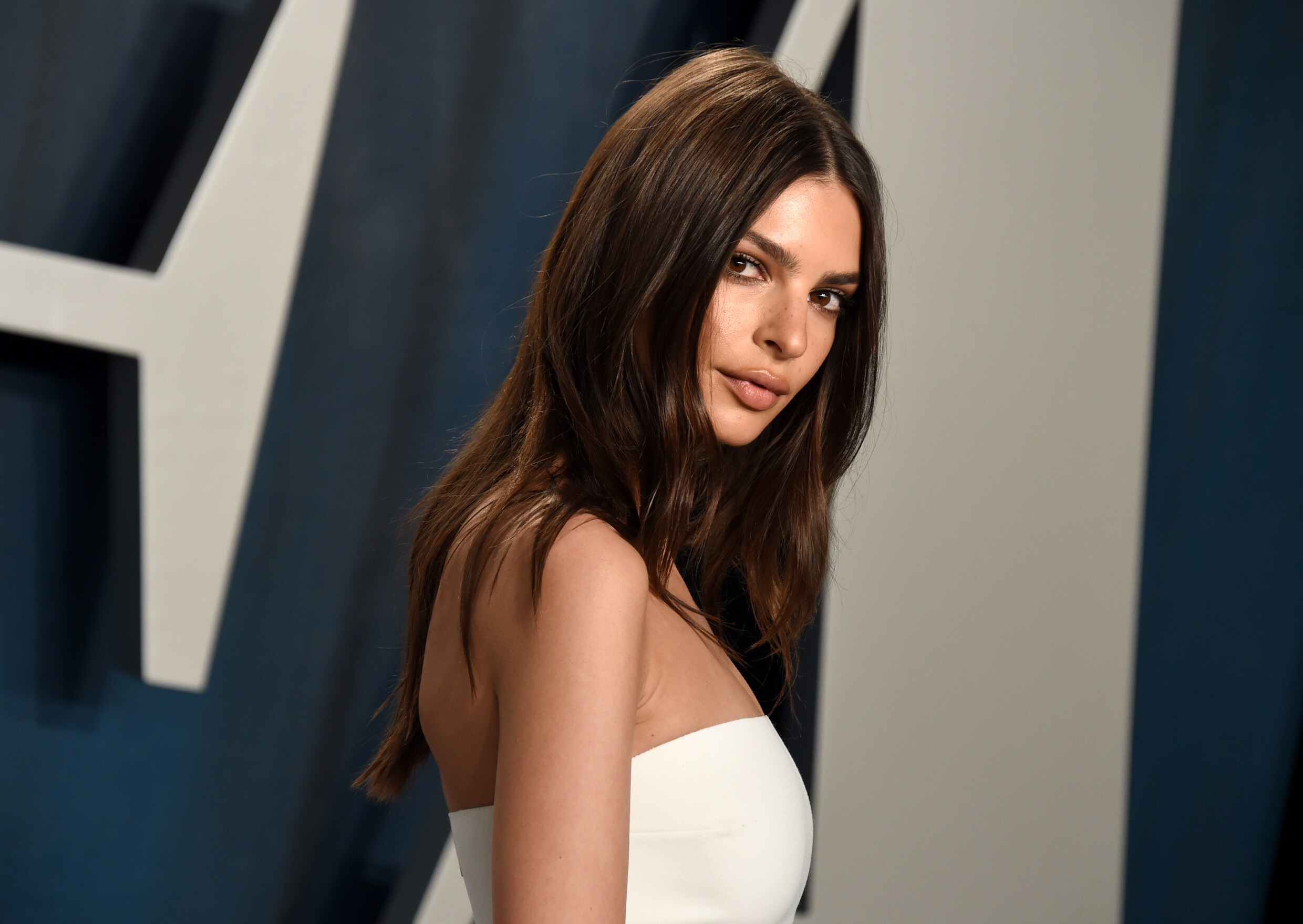 ‘Ik kan hem wel alleen aan, dacht ik’. Topmodel Emily Ratajkowski over ...