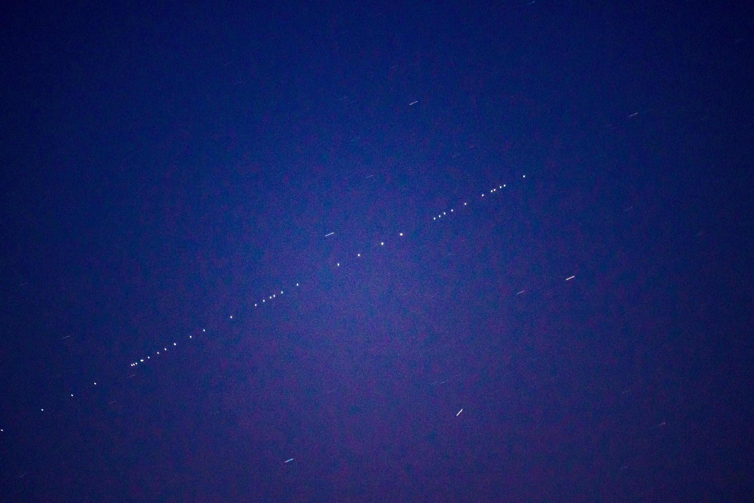 'De meeste meldingen van vorig jaar konden we snel verklaren: dat waren de Starlink-satellieten die Elon Musk net had gelanceerd.&rsquo;