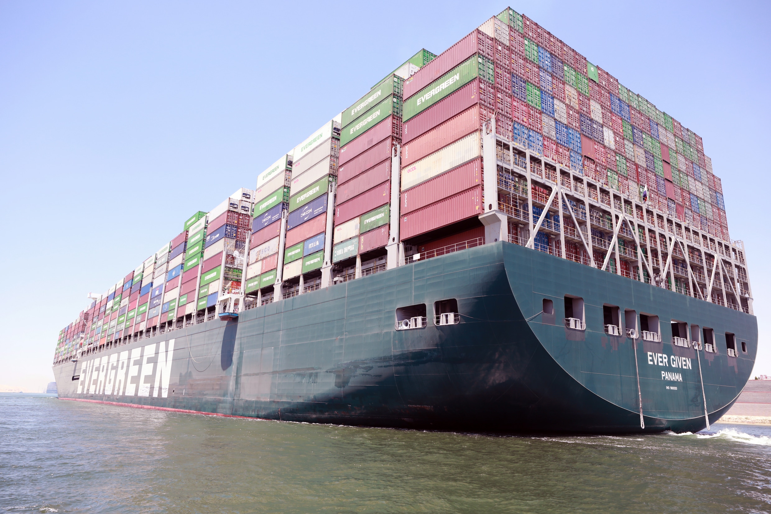 Containerschip dat Suezkanaal blokkeerde komt eindelijk aan, gedupeerden  moeten betalen voor vertraging | Humo: The Wild Site