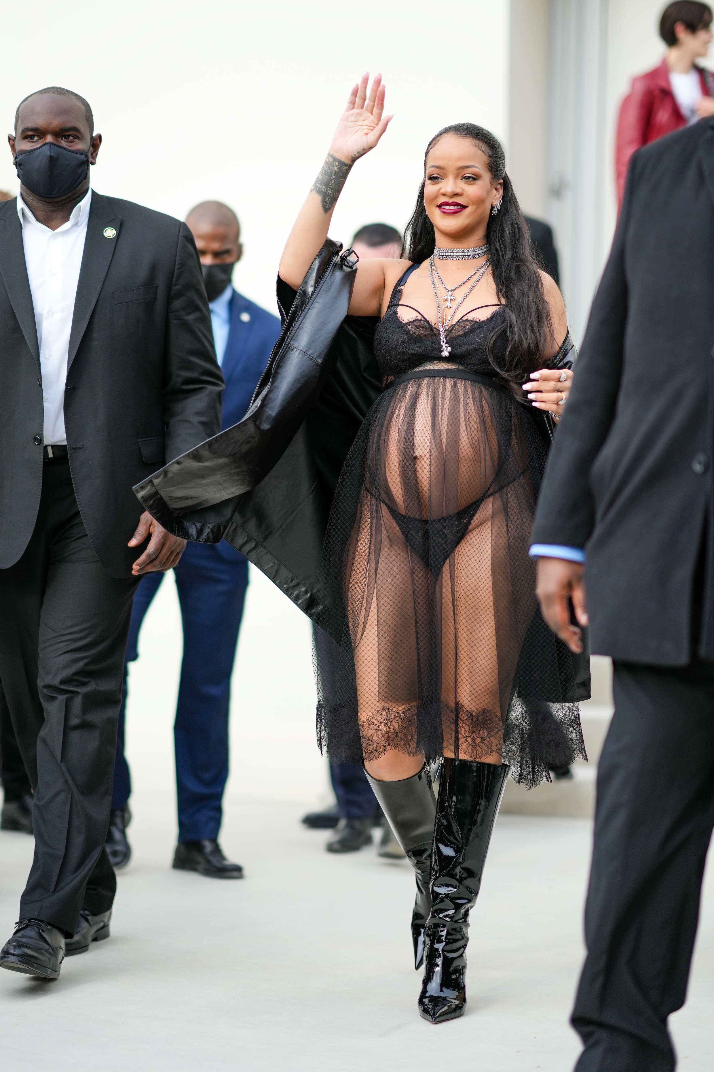 Hoe Rihanna met schaarse outfits eeuwenoude zwangerschapstaboes doorbreekt  | Humo: The Wild Site