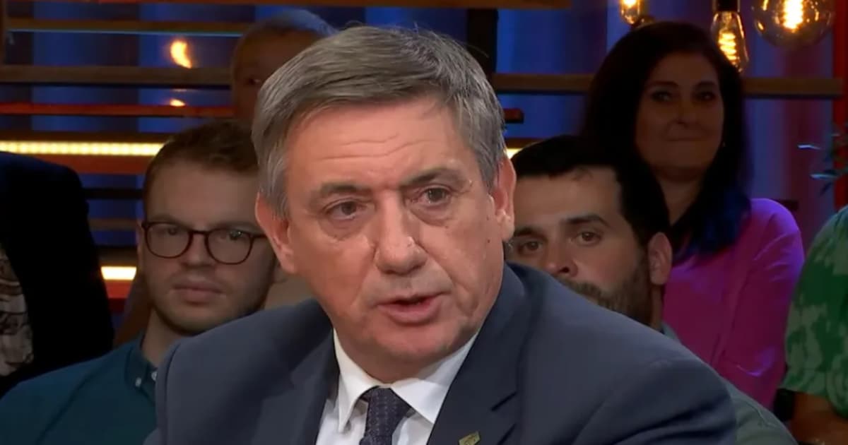 Jan Jambon bekent aan Gert Verhulst dat hij zijn chauffeur vraagt om te ...