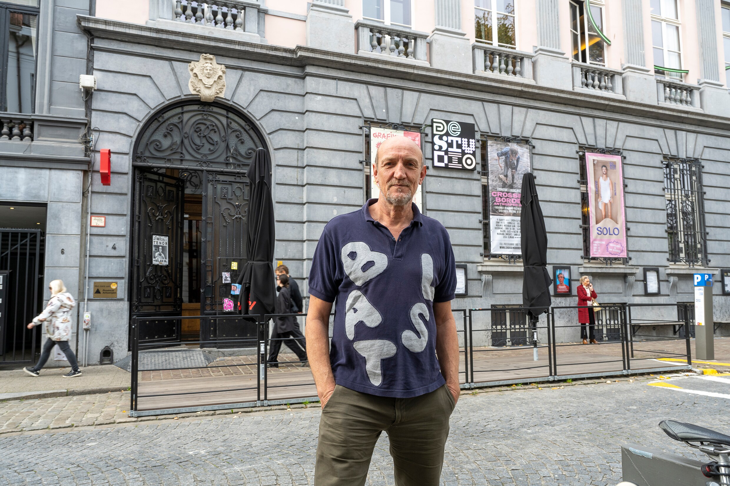 ‘Hij stak zijn tong tussen zijn vingers en maakte een likbeweging ‘Dit
