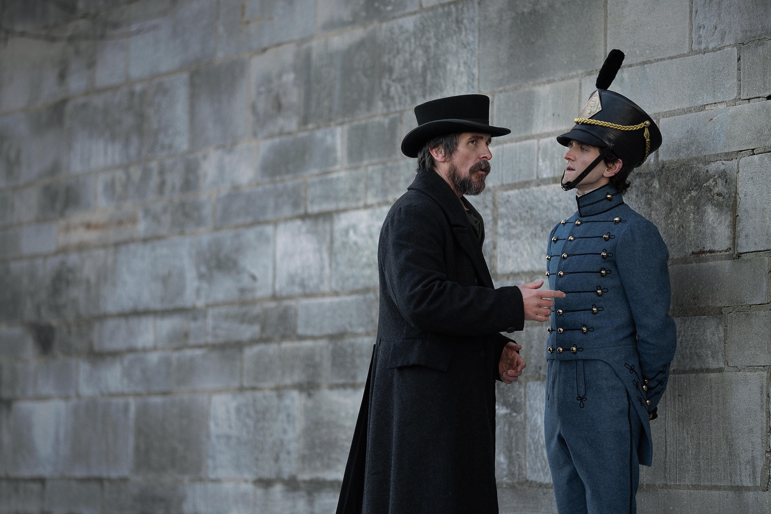 Tijdens de beste momenten van ‘The Pale Blue Eye’ op Netflix voel je ...