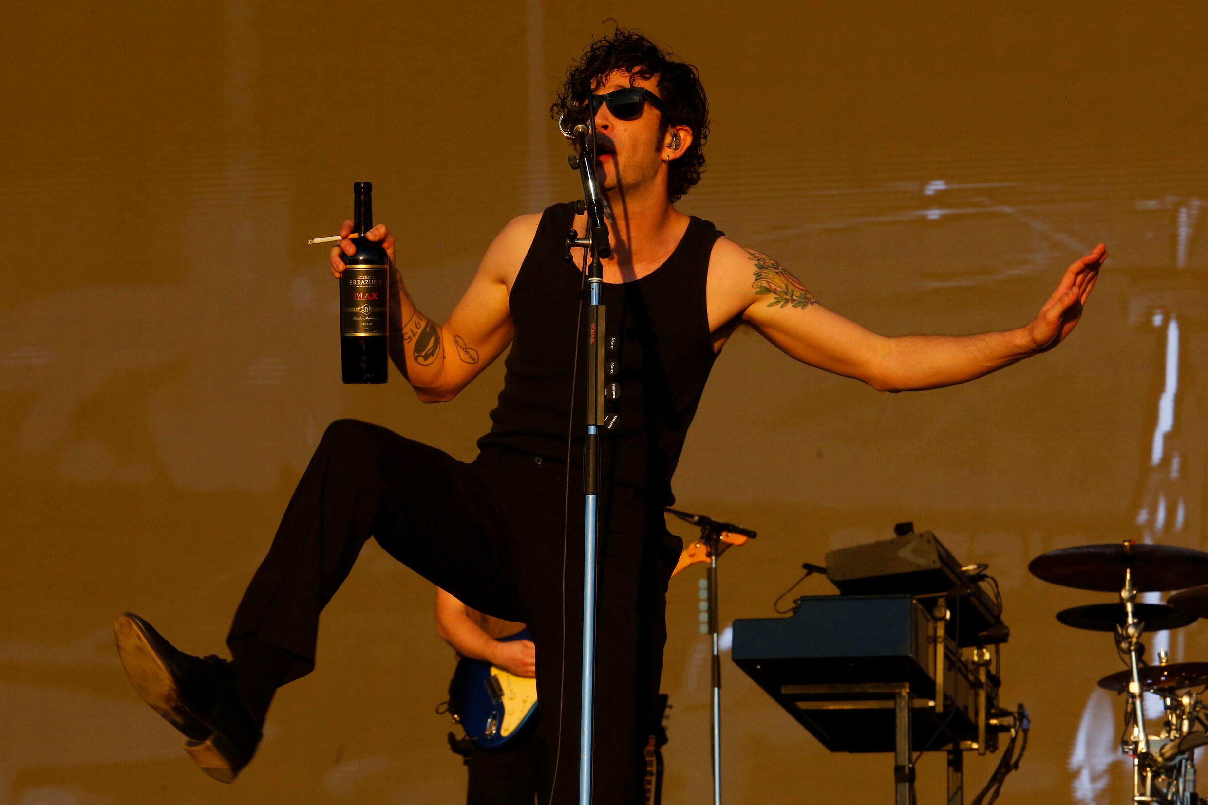 Rauwe biefstuk, zoenen met fans en een Hitlergroet: wie is Matty Healy ...