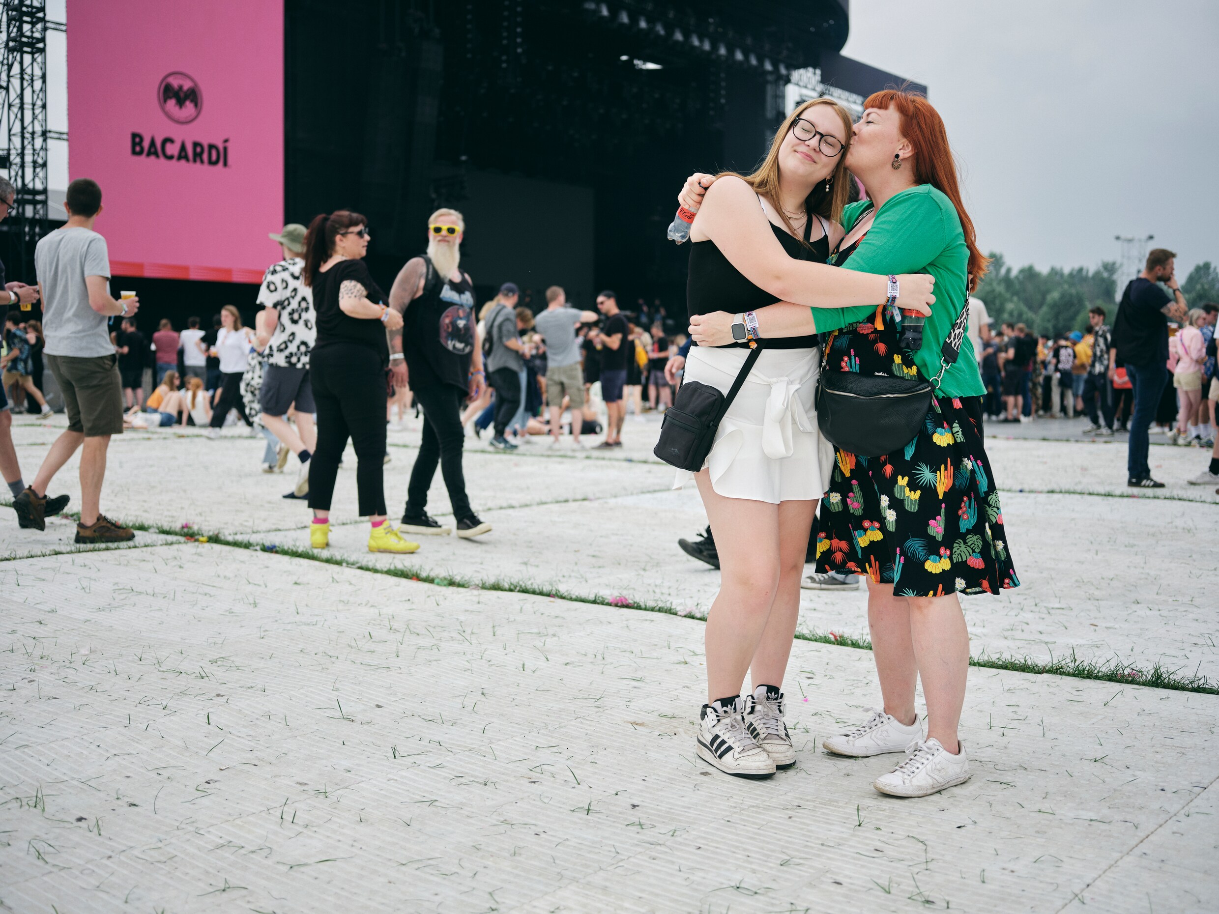Met je ouders op de festivalweide: ‘Ik wil dit weekend toch nog iemand ...