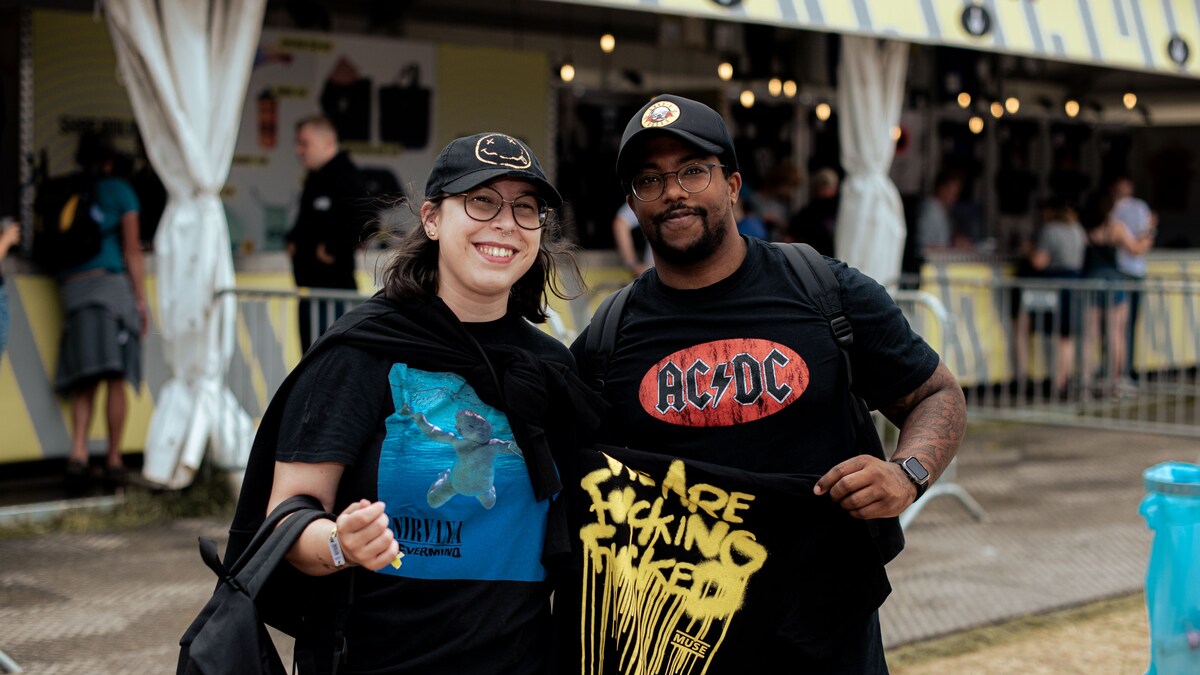 40 euro voor een t-shirt van Blur, 100 euro voor een van Charlotte de  Witte: wie bepaalt de prijzen aan de T-shirtstand? | Humo: The Wild Site