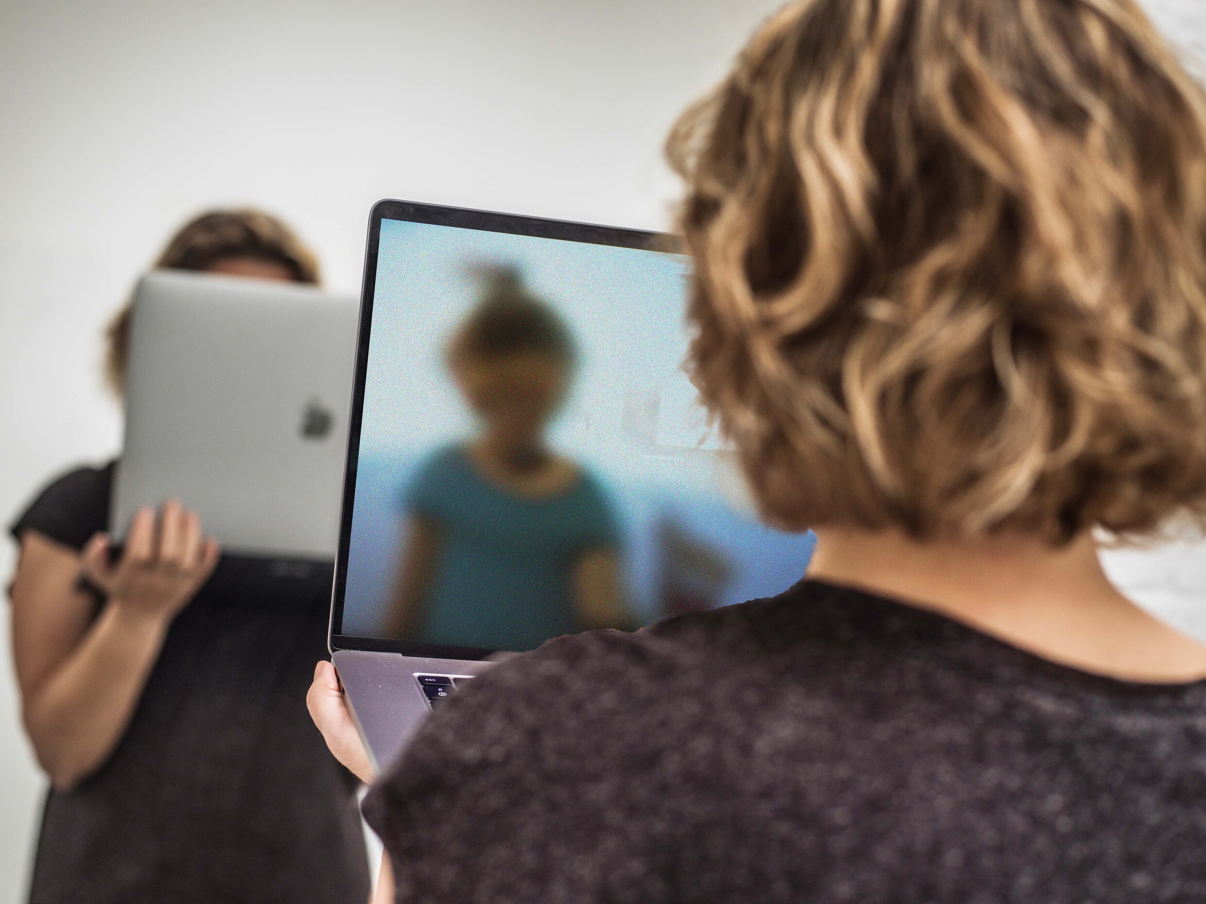 KINDERPORNO Slachtoffer van kinderporno getuigt: 'Als ik mijn vader gejaagd de trap  hoorde opkomen, wist ik: shit, het is weer zover' | Humo: The Wild Site