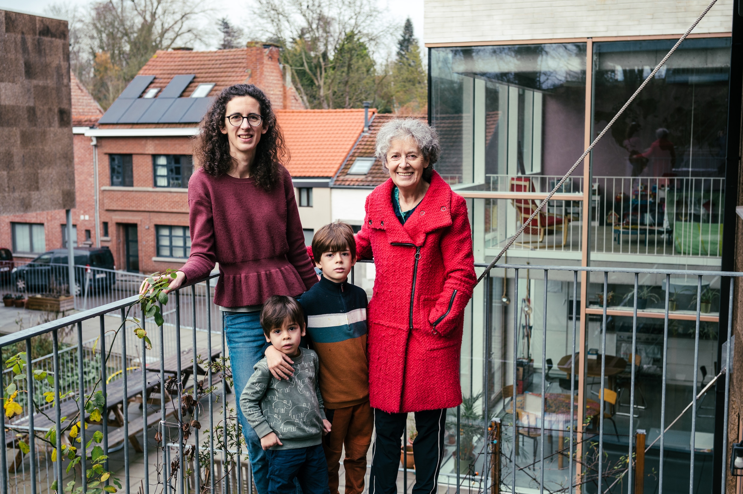 Samenwonen met oma: ‘Alleen als ik te laat wegblijf, krijg ik onder ...