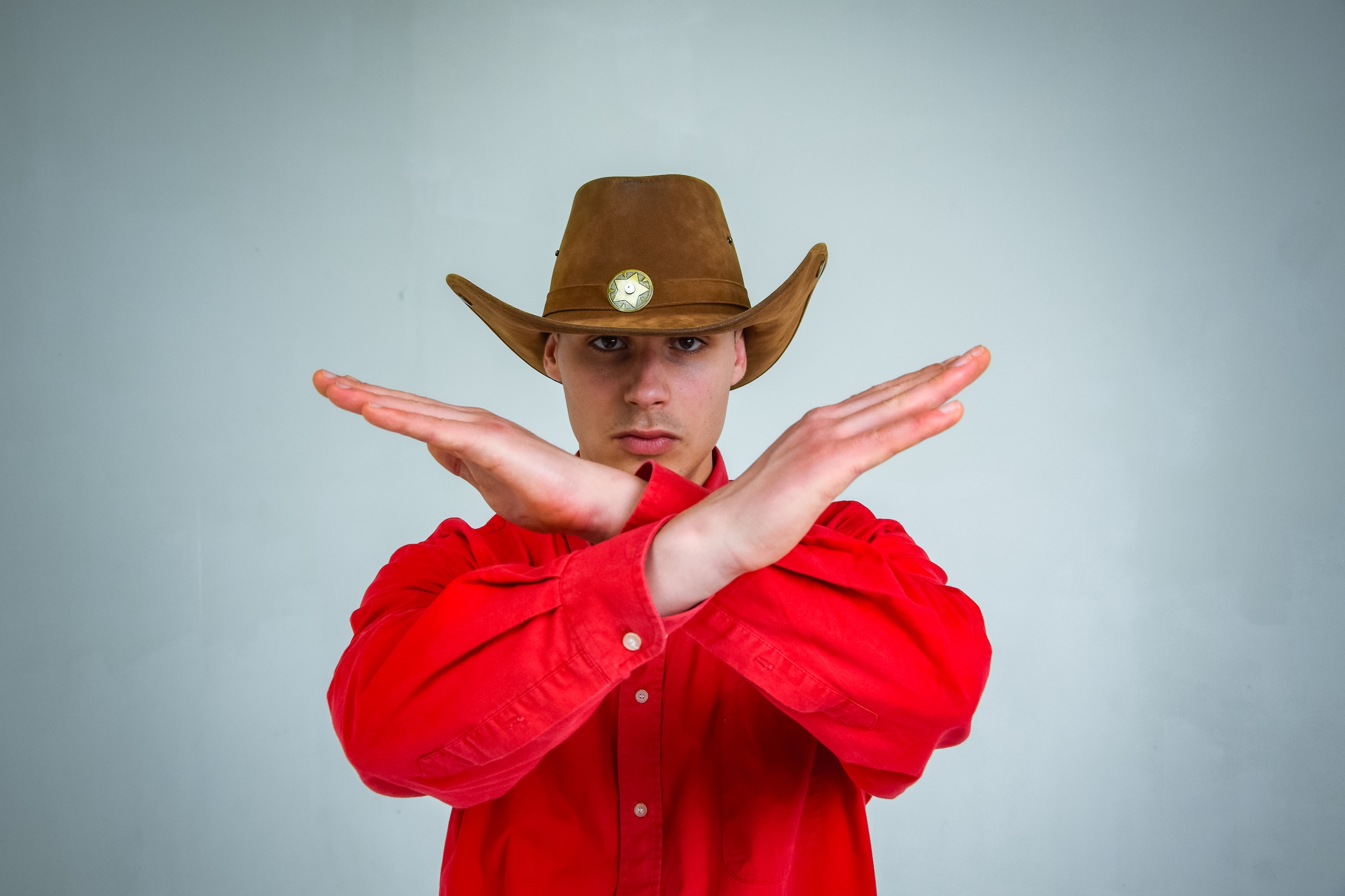 Fabiow, een rapper met nektatoeages, lieve ogen en een cowboyhemd van ...