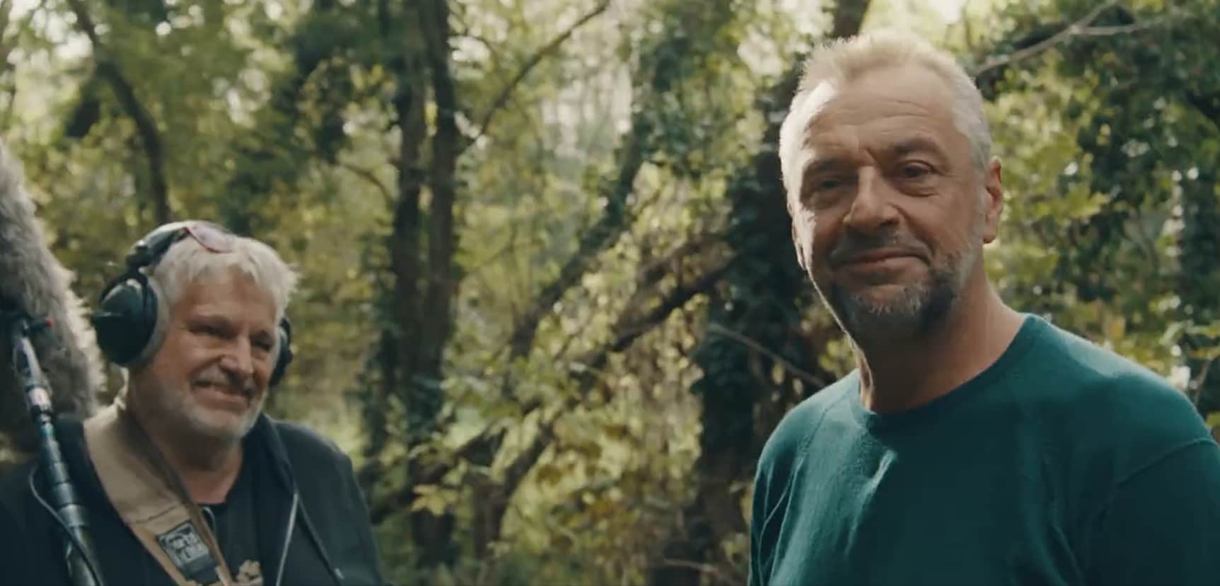 Kalm Waes' laat zien dat Tom Waes, als hij de touwtjes niet in handen  heeft, er ook gewoon maar bij loopt | Humo: The Wild Site