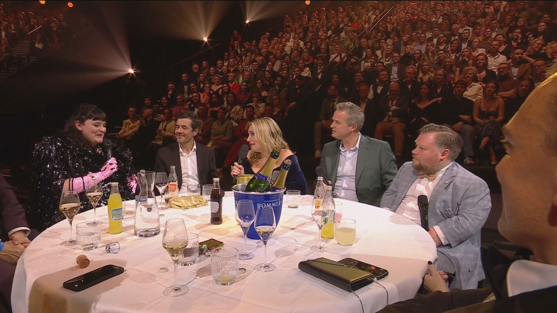 Tom Waes reikt een trofee uit en Flo Windey wordt geëvacueerd: dit zag ...