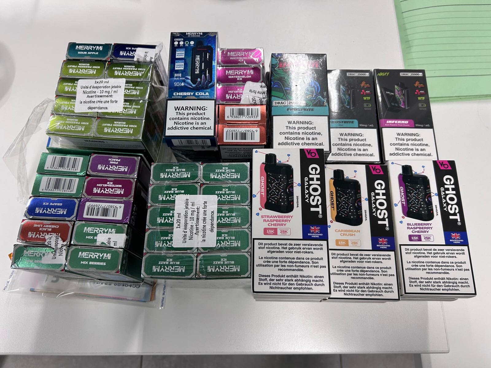 vape smaakjes De Belgische regering heeft beslist: vanaf 1 september 2028 zijn vapes met  smaakjes verboden. Alleen vapes zonder smaak of met tabakssmaak mogen nog  verkocht worden. Volgens de regering zijn de vapes met main image 1