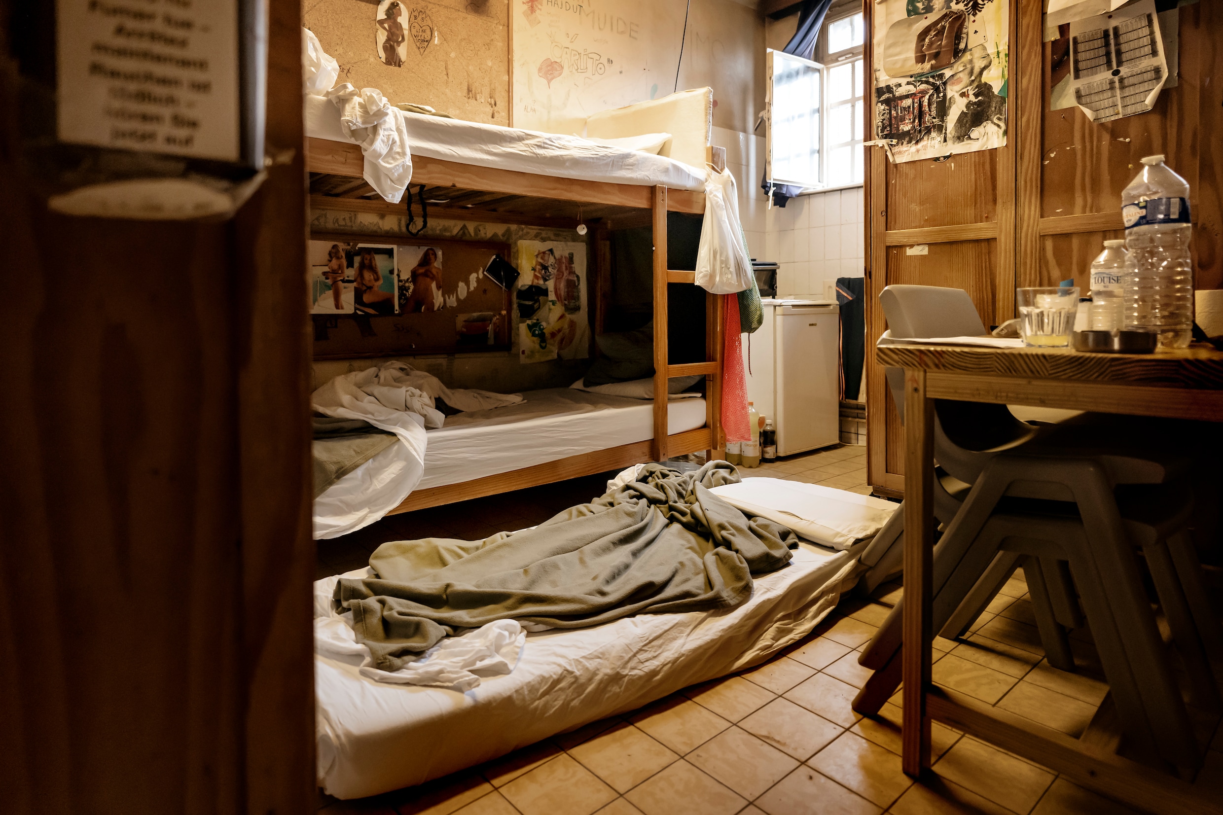 Vijf per cel en een onmiskenbare wietgeur: een dag in de overbevolkte  gevangenis van Gent | Humo: The Wild Site