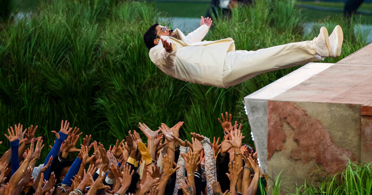 ‘God bless America’: op de Superbowl maakt Bad Bunny overduidelijk wat dat voor hem betekent