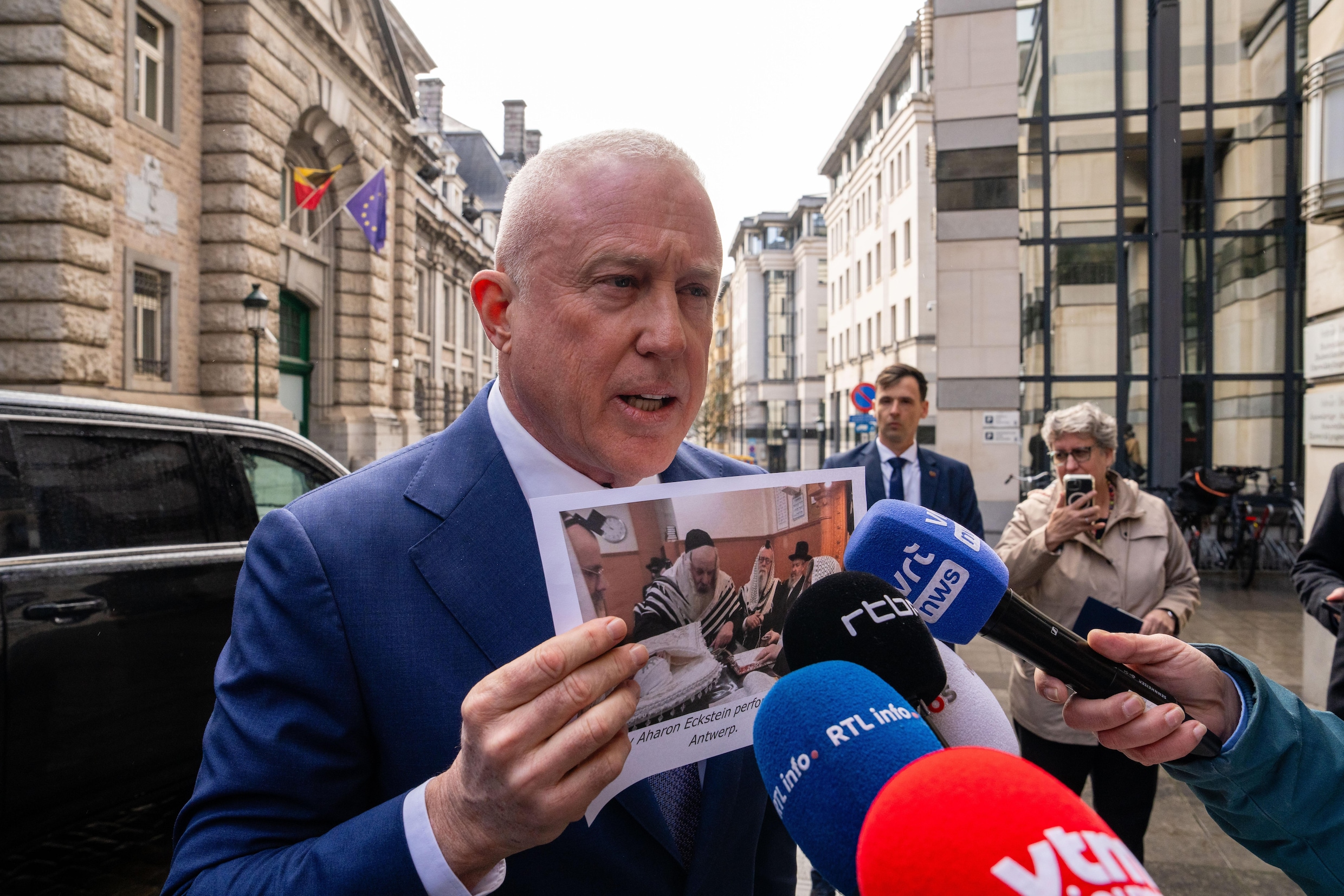 ‘Wat Bill White heeft gezegd en gedaan, is geen kleine onvriendelijkheid, maar een ernstige aanval op de hele maatschappij. Volgens mij gebeurt dit in opdracht van invloedrijke mensen uit de VS.’