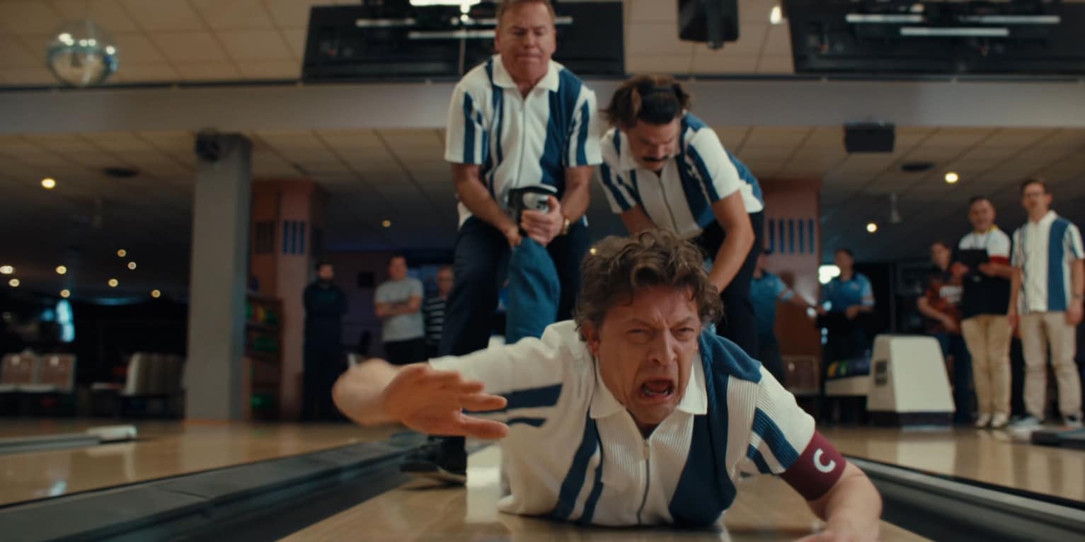 Streamz-sitcom ‘Strike!’ met Ben Segers en Ini Massez doet niet zelden ...