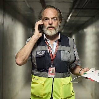 ‘The Airport Chaplain’ op Netflix is een vakkundig gemaakte serie die bewijst dat je rond élk beroep iets in elkaar kunt steken dat de moeite waard is